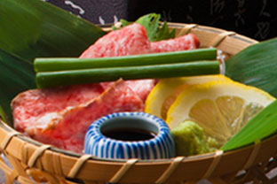 写真：低温調理した蒸しロースの刺身風