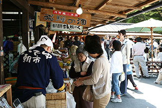 写真：いでゆ朝市