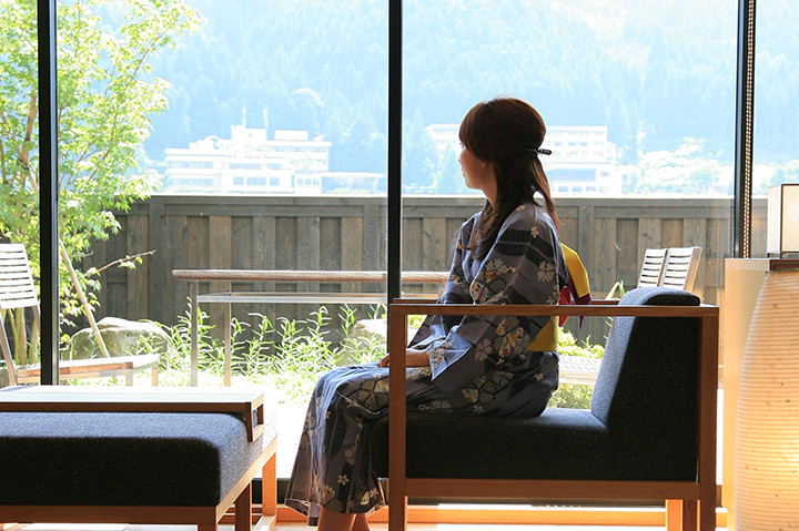 飛騨川に面した気品漂う和の佇まいに旅情を感じて